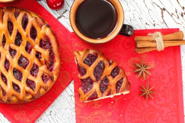 Kahve ve tatlı pasta kiraz ve baharat ile