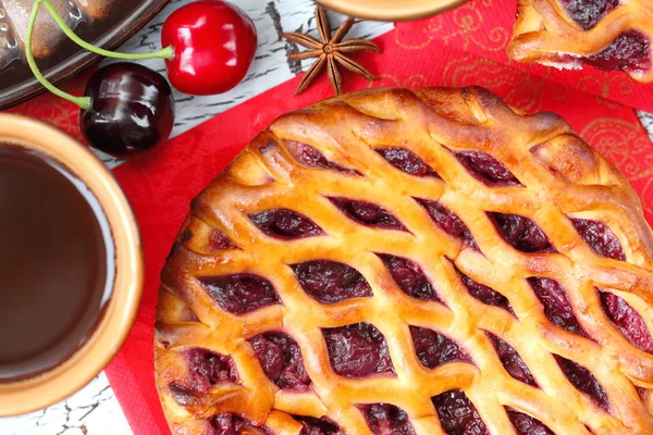 Kaffe og søt pai med kirsebær og krydder – stockfoto