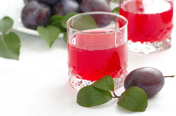 Succo di prugna e prugne fresche — Foto Stock