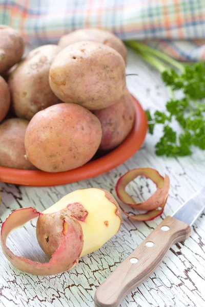 Patatas crudas sobre la mesa — Foto de Stock