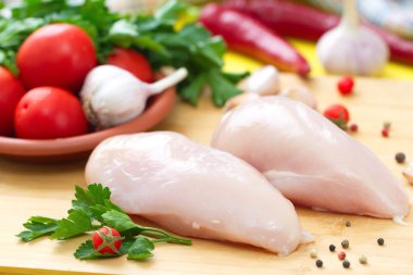 Yemek pişirmek için hazırlanmış çiğ tavuk fileto