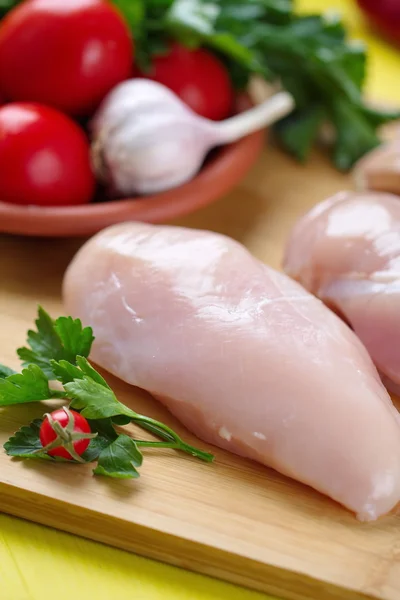 Сырое филе курицы, приготовленное для приготовления пищи — стоковое фото