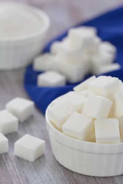 Açúcar refinado em arco branco — Fotografia de Stock