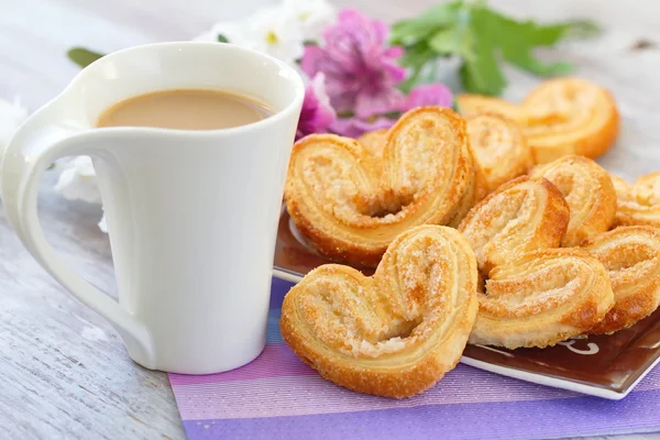 Copa de galletas de café y corazón — Foto de Stock