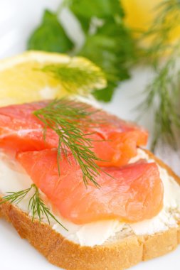 Sandviç somon füme, krem peynir ve limon ile