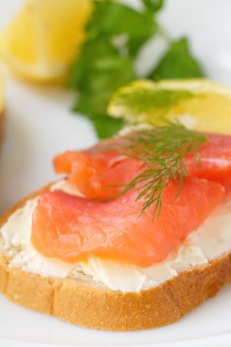 Sandviç somon füme, krem peynir ve limon ile