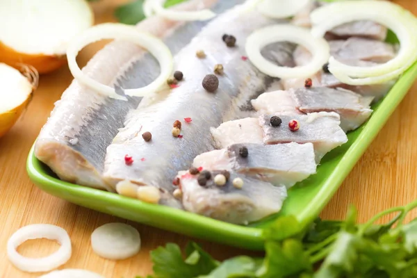 Heringsfilet mit Kräutern, Zwiebeln und Gewürzen — Stockfoto