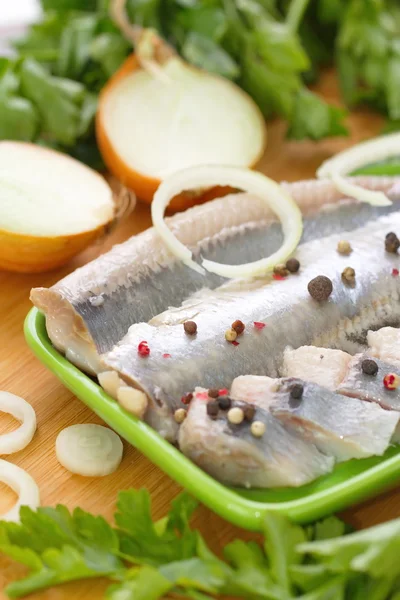 Filete de arenque con hierbas, cebolla y especias —  Fotos de Stock