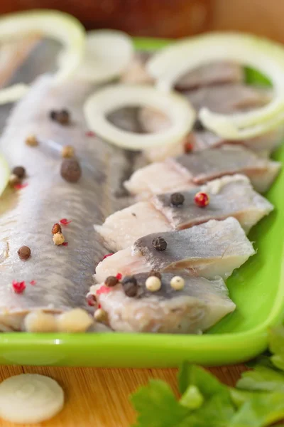 Filete de arenque con hierbas, cebolla y especias —  Fotos de Stock