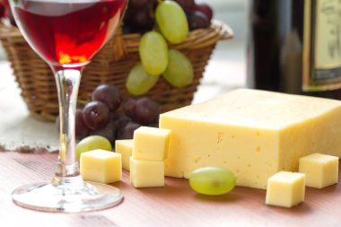 peynir, üzüm ve kırmızı şarap