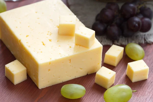 Queso y uvas — Foto de Stock