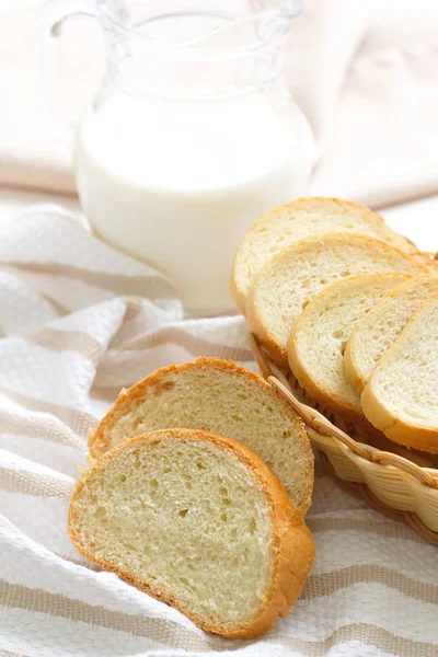 Pão de trigo em fatias e leite — Fotografia de Stock
