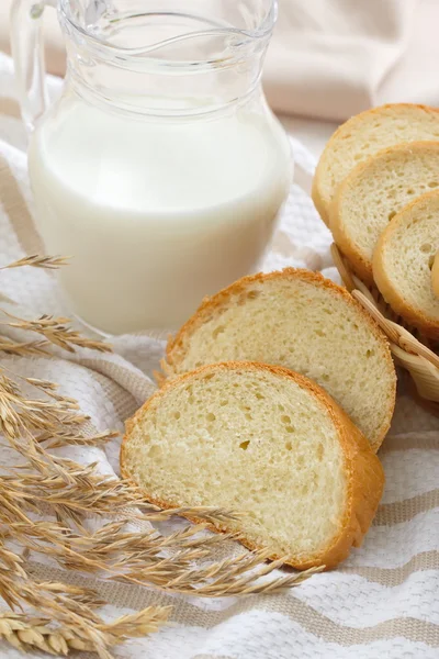 Pão de trigo em fatias e leite — Fotografia de Stock