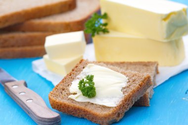 Taze tereyağı ve ekmek