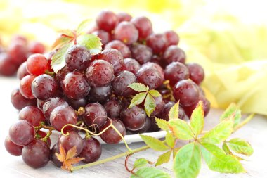 Bir sürü kırmızı üzüm.