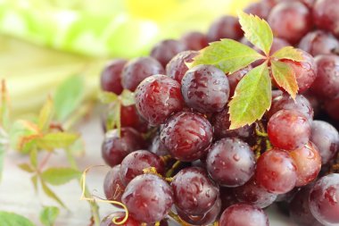 Bir sürü kırmızı üzüm.