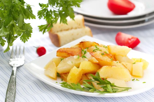 Patate arrosto con erbe fresche — Foto Stock