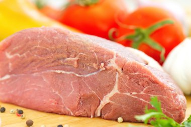 Sebze ve baharatlı çiğ et.