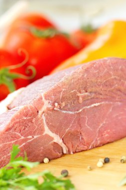 Sebze ve baharatlı çiğ et.