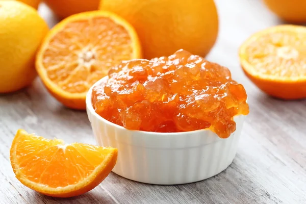 Confiture de mandarine dans un bol avec des fruits frais — Photo