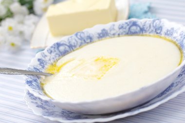 Taze tereyağı ve süt bir fincan irmik lapası
