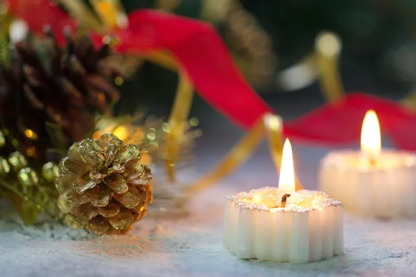 Vela ardiente con decoración de Navidad — Foto de Stock