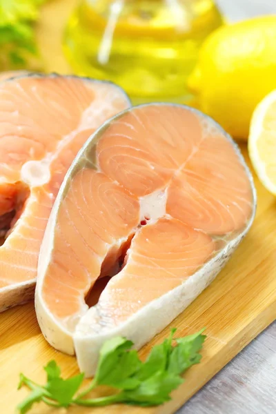 Pescado crudo con verduras, limón y aceite preparado para cocinar —  Fotos de Stock