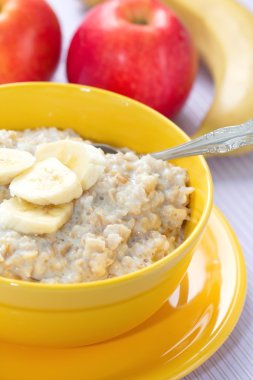 Kahvaltıda meyve yulaf ezmesi