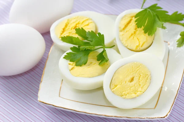 Варёные яйца на тарелке — стоковое фото