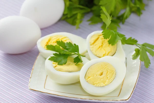 Варёные яйца на тарелке — стоковое фото