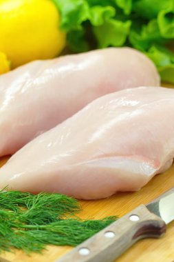 Yemek pişirmek için hazırlanmış çiğ tavuk fileto