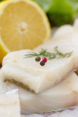 Sebzeler, limon ve baharat ahşap masa üzerinde çiğ balık