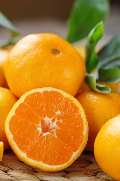 Färska apelsiner på bordet — Stockfoto