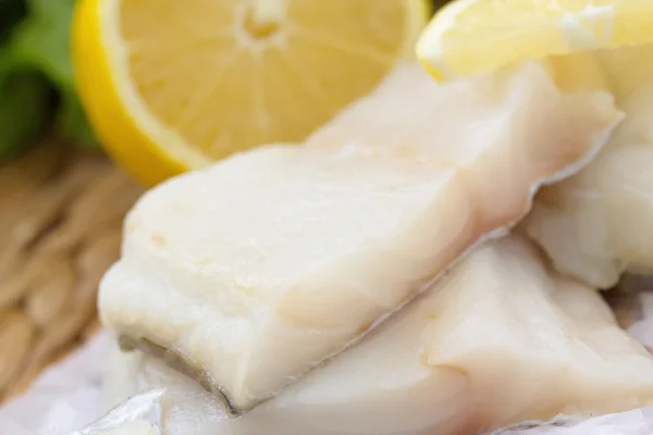 Peixe cru com legumes, limão e temperos na mesa de madeira — Fotografia de Stock