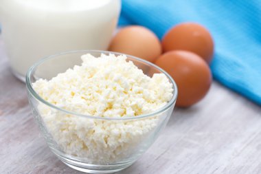 Süt ve süt ürünleri. Süzme peynir, yumurta ve süt.