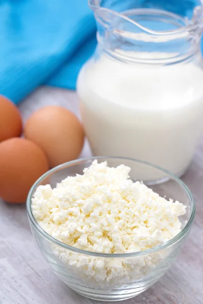 Productos lácteos. Queso cottage, huevos y leche . —  Fotos de Stock
