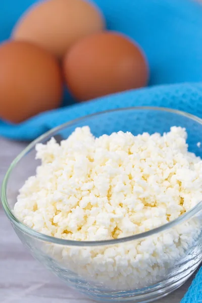 Dairy products. Fresh cottage cheese and eggs — Stock Photo, Image
