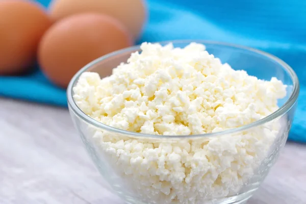 Dairy products. Fresh cottage cheese and eggs — Stock Photo, Image