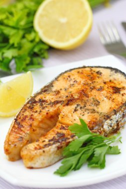 Limon ve yeşillik ile kavrulmuş somon 