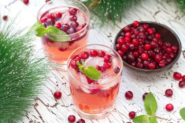 Alkol kızılcık, votka ve buz ile kokteyl