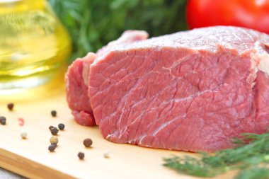 Sebze ve baharatlı çiğ et.