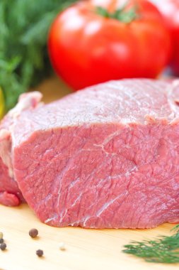 Sebze ve baharatlı çiğ et.