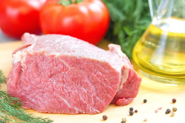 Sebze ve baharatlı çiğ et.