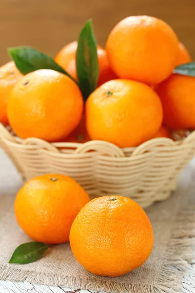 Tangeriner i en korg — Stockfoto