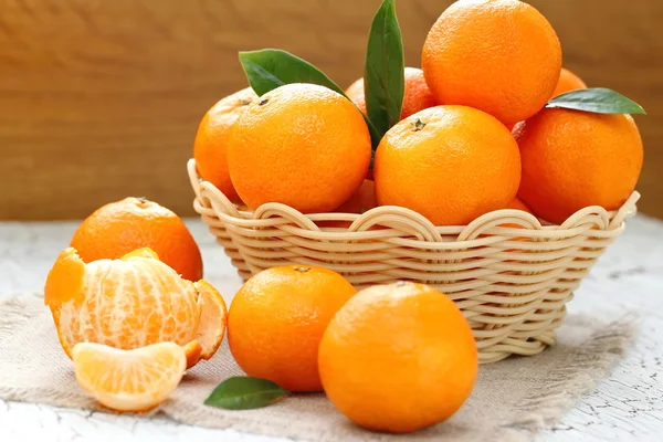 Tangeriner i en korg — Stockfoto