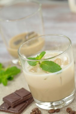 Baileys likör, krema ve buz ile kokteyl
