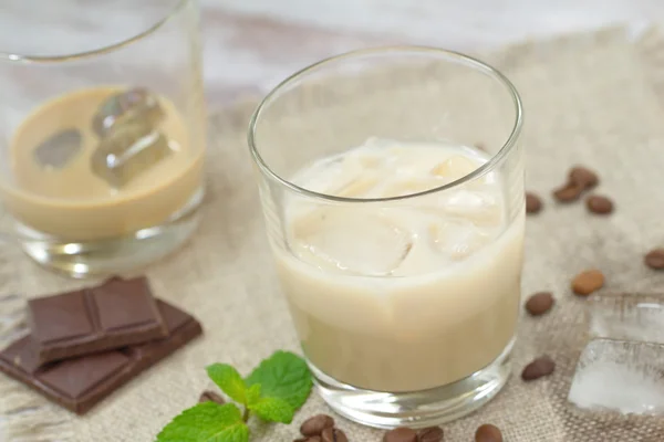 Cocktail med Baileys likör, grädde och is Stockbild