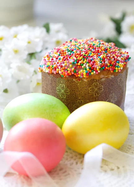 Easter cake and eggs — Stock Photo, Image