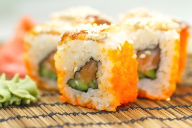 Suşi masada yuvarlanıyor.