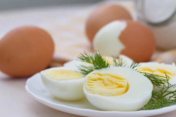 煮熟的鸡蛋，在盘子上 — 图库照片